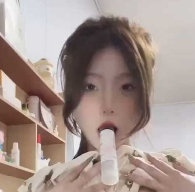 刚成年的大一新生 刘子琪 在家发