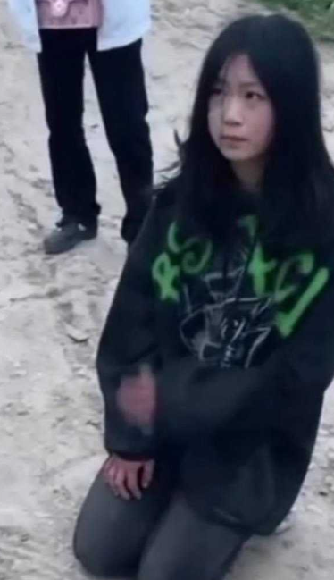 四川泸州市高中美女被几个精神小妹霸陵 一个飞踹把美女踹倒在锤头殴打 美女不得已只能下跪磕头求放过