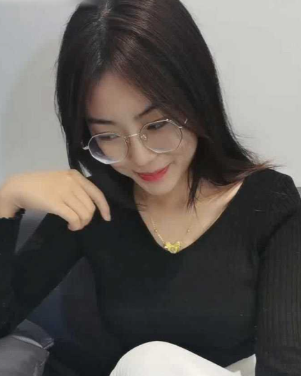 几个高颜值眼镜大学生美女组队