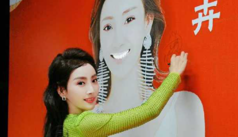 主持人马卉直播时疑现1照 全国少儿春晚主持人 演员马卉抖音直播翻看自己手机相册时翻车