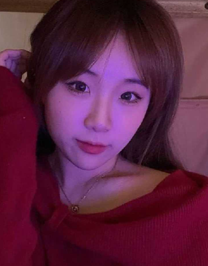 清纯女大学生在宿舍发情 给男友发