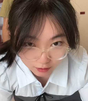 最近很火的绿帽大神 茗茗 闷1眼镜妹