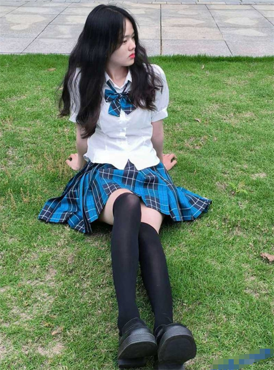 嬳拍超嫩JK学生妹 拍完写真后带回家半推半就