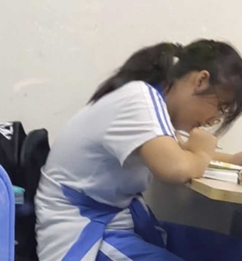 妹妹的成人礼！18岁的妹妹马上就要上大学 作为哥哥能给她最好的成人礼就是