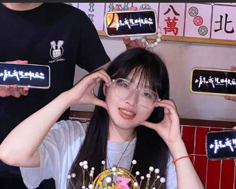 哈尔滨医科大学段闰琳 18岁眼镜嫩妹