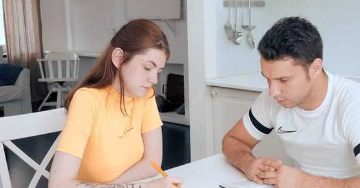 俄罗斯嫩妹女学生Vikki Ray 周末让男同学辅导作业 无以为报