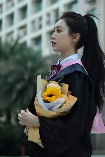 女大学生穿旗袍丝袜毕业