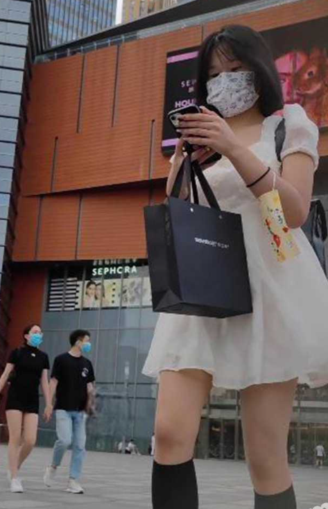 青岛尾随偷白裙美女