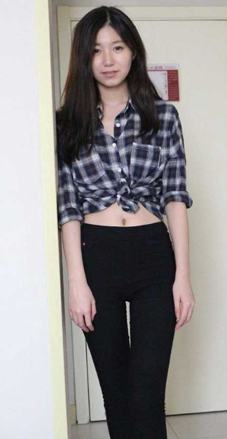 人气车模张静文被摄影师