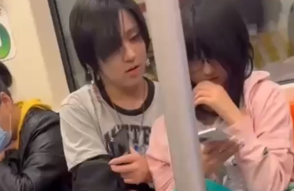 上海地铁7号线惊现刺激一幕 小情侣大胆