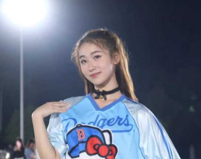 安徽艺术学院舞蹈生 曲欣雨 兼职卖货*赚外快