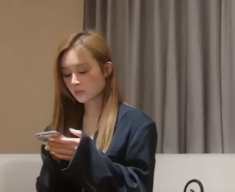 小宝摊摊精选 高颜值气质黄发妹子