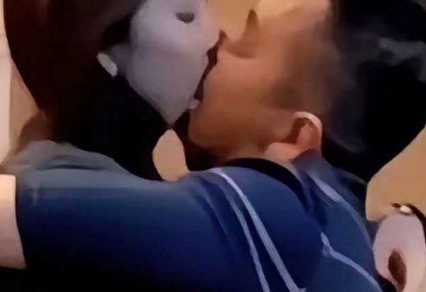 条纹哥看车模终章 因1扰车模被永久封禁 看过的车模一个没放过！