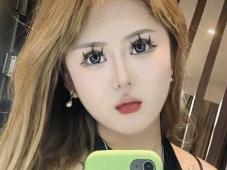 快手精神小妹为爱作困 本名马广燕 疑似遭到霸凌导致休克