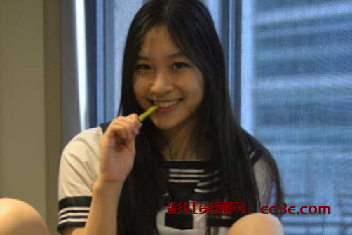 兄弟的眼镜女友 在车上激情 一边开车一边