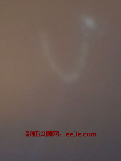 大连夜空惊现UFO！一排发光物体盘旋变形 诡异又震撼！究竟是外星人还是黑科技？