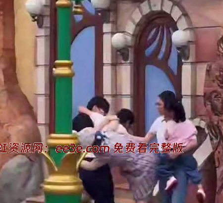 上海迪士尼情侣 和一家三口打架露奶火爆全网 现场完整版视频流出 俩个奶子又白又大十分抢眼！