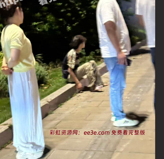 女子骑电动车飙车 跌倒后车辆起火 被严重烧伤衣不蔽体 惨烈程度令人心惊胆跳！