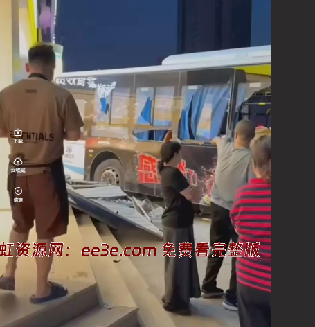 沈阳大学南门 公交车撞人事件完整版视频曝光！现场2死18伤 美女被碾压成俩截 场面惨不忍睹！