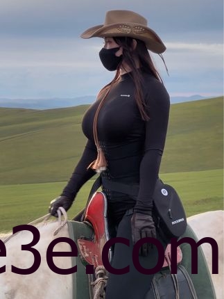 MIYA的手绘艺术，微密圈中骑马女神的独特风采