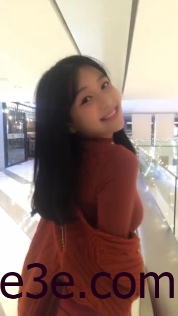 奶雯的微密圈清纯与诱惑交织，双重魅力等你来