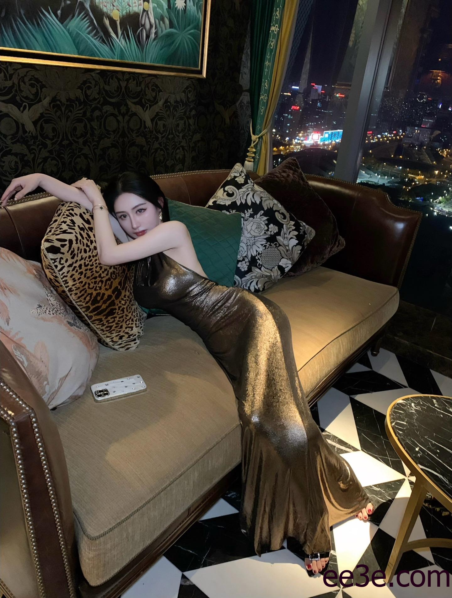 不爱笑的赛琳微密圈比基尼写真，蓝色连体的绝美展现