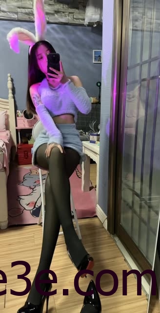 微密圈张鑫baby心动学姐写真清纯与性感并存的完美碰撞，绝美图集让人难以抗拒