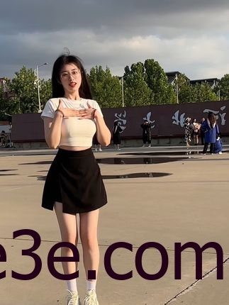 抖音魔法师臭屁楠吖微密圈资源出镜，独特变装技巧引领时尚潮流