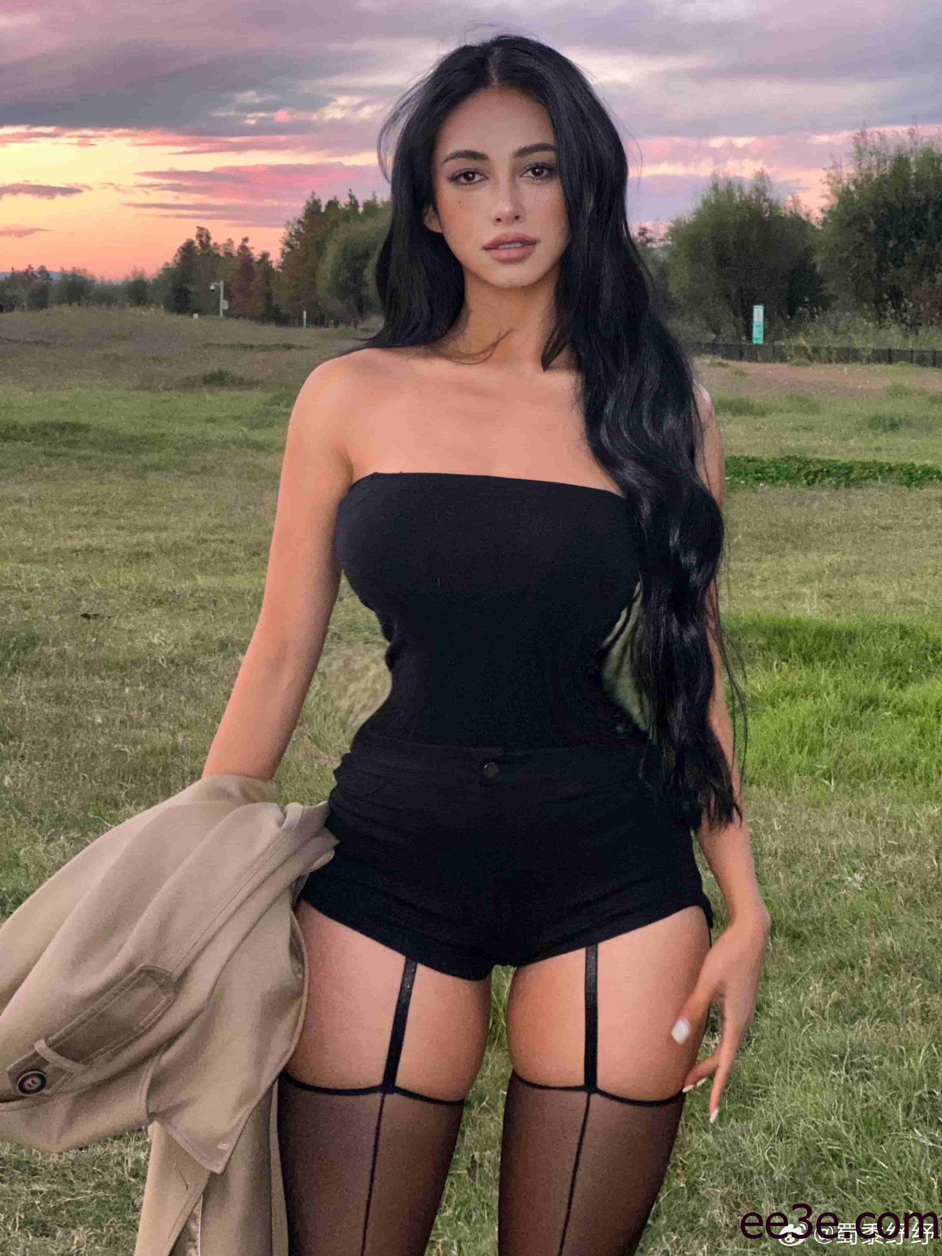 颜值与身材并存的微密圈女神蜀黍纾纾，内外兼修，让人无法抗拒