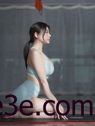 抖音奶宝妹纸微密圈足球宝贝作品写照，颜值和身材双双承包