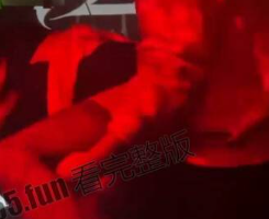长沙 凯瑟琳日落酒吧 女子疑似嗑药嗑嗨了 别人在蹦迪 她在吃鸡打炮