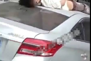 广州花都 一男子坐路边充气娃娃 意犹未尽躺车顶继续泄欲