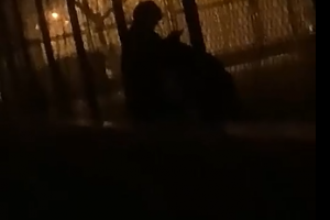 网友TP 大连海事大学 小情侣夜晚网球场 光与影完美结合！