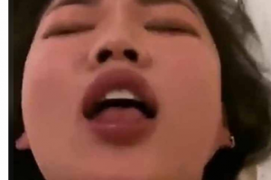 京都艺术学院长腿美女 孟涵 和男友找单男玩 被曝光 黑丝美腿超想要！