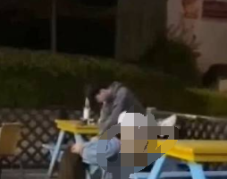 福建厦门 RUO’S便利店门口 ，某男子当众强j醉酒女 无人阻止