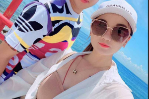 朋友妻不客气！兄弟的娇小女友一直叫我进来 好兄弟对不起了！