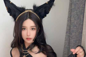 微博 / 推特「布丁大法」性感黑摩拿铁 创可贴掩不住诱人 隆起饱满