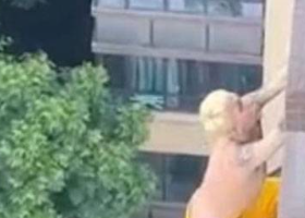 “偷吃” 出事啦～成都一小区女业主【偷情】体育生被抓包 男生吊挂阳台 不慎坠落【视频爆出】