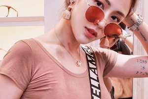 太专业了！欧派妹妹「营养全在长辈上」巨大1球超沉重…下水权现形：颜值+身材极品！