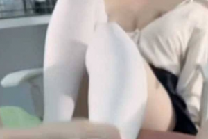 大学美 长腿妹，不想住宿舍也不想花钱租屋，投奔表哥，表哥表示行