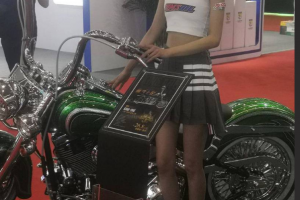 北京国际摩托车展览会上的机车少女！