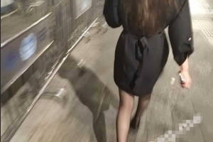 和女老板的故事 五一在海底捞厕所和老板，外面人来人往真刺激！