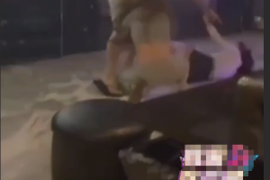 两台妹 KTV 打架 直接热汤泼脸 背景音乐超赞～ 辣台妹