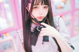 福利姬 「落落 Raku」粉嫩可爱小萝莉 最终屈服在金钱攻势 不设防