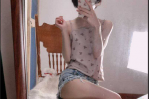 推特萝莉『小结巴』新作 小熊背心牛仔裤