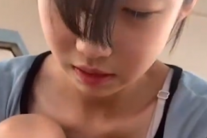 清纯可爱的妹妹给男孩打，大白天楼顶炮，羡慕吗？