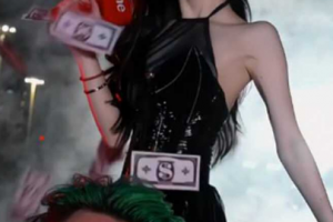 抖音千万网红 泳池战神「李二1」