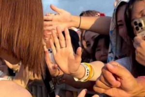 韩国女神【DJ Soda】又出事了！近日在岛国演出时 惨被多名男粉丝公然袭胸性1扰 事后几乎崩溃！