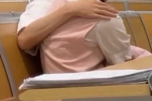 华南理工大学 205 教室第一排盖着裙子的小哥哥 表情很冷酷