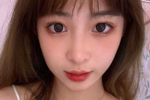 妆容精致的小姐姐 厕所里面就直接吃